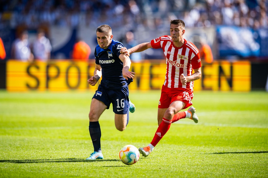 Nicht nur in dieser Szene war Herthas Jonjoe Kenny gegen Unions Janik Haberer (r.) überfordert.