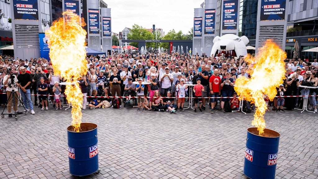Die Eisbären heizten den Fans bei der Saisoneröffnung schon mal kräftig ein.