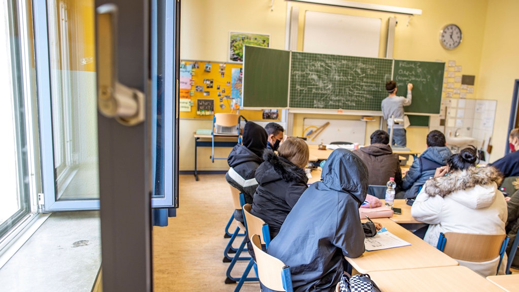 Die Schüler kennen das schon aus der Corona-Zeit: Fenster auf, Jacke an.