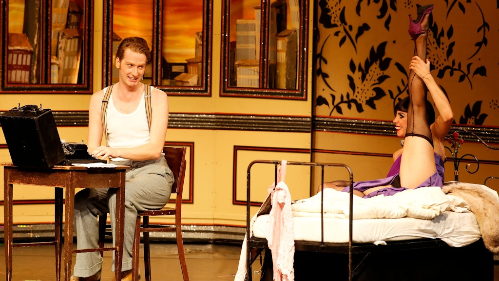 Szene aus „Cabaret – Das Berlin-Musical“: Sally Bowles lockt Clifford Bradshaw mit ihren prächtigen Beinen.