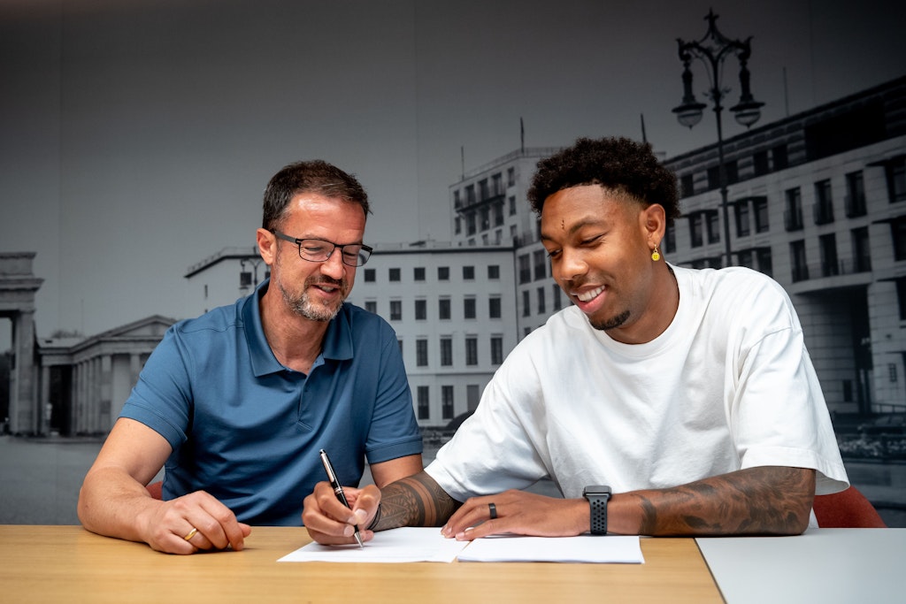 Herthas Manager Fredi Bobic und Neuzugang Jean-Paul Boëtius unterschreiben den Drei-Jahres-Vertrag.