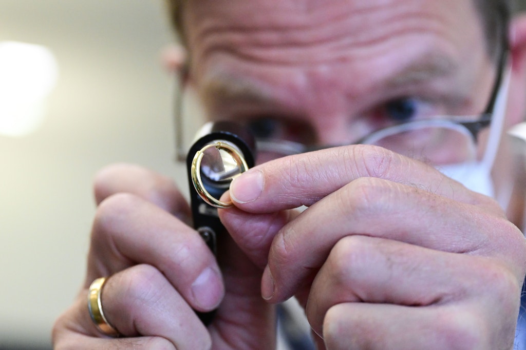 Ein Mitarbeiter in der Stuttgarter Pfandleihe taxiert den Wert eines Rings.