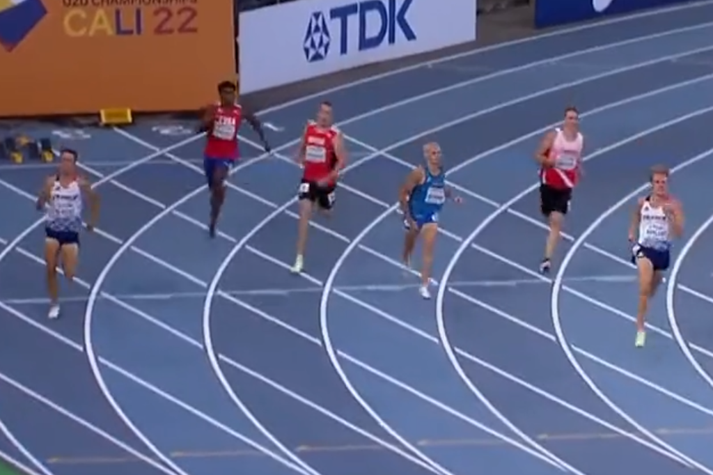 Alberto Nonino (18, 4.v.l.) fasst sich beim 400-Meter-Sprint plötzlich immer wieder an die Hose...