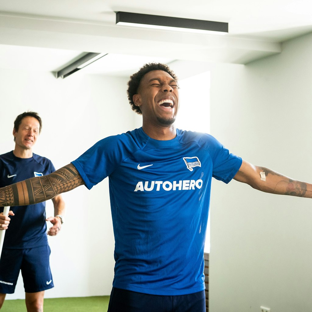 Athletiktrainer Henrik Kuchno und Neuzugang Jean-Paul Boëtius von Hertha BSC während des Fitnesstests vor der Vertragsunterschrift.
