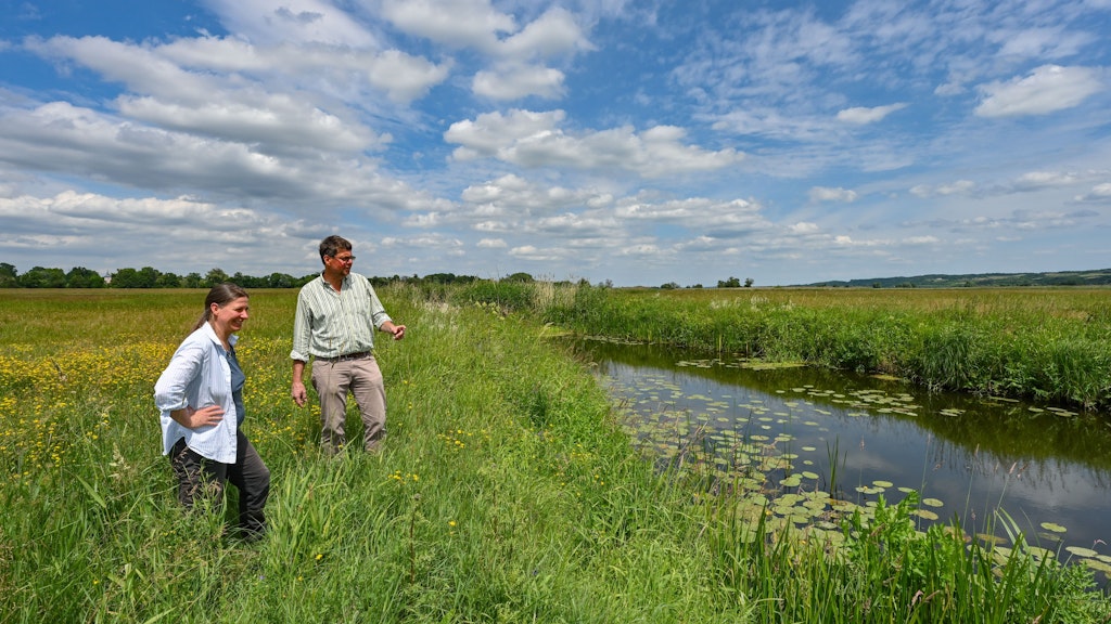 Jana Chmieleski, Forschungsreferentin der Nationalparkverwaltung, und Dirk Treichel, Leiter der Nationalparkverwaltung, im Nationalpark Unteres Odertal.