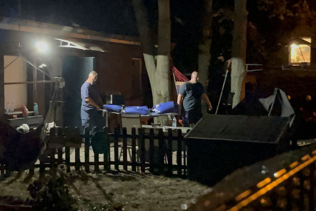 Mitarbeiter der Gerichtsmedizin tragen eine Bahre aus dem Haus in Berlin, in dem die Leiche der 27-Jährigen gefunden worden war.
