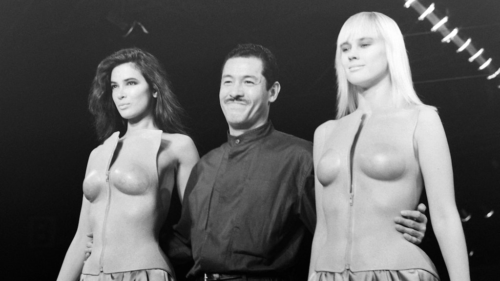Issey Miyake mit Models 1985 in Paris.