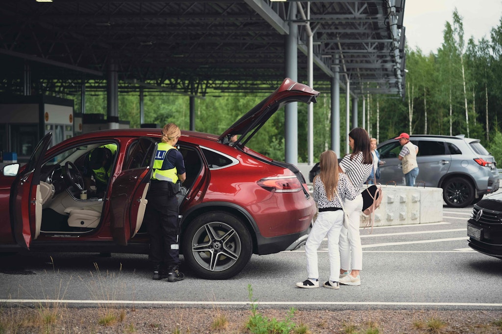 Finnische Zöllner kontrollieren die Autos russischer Touristen am Grenzübergang Nuijkamaa.