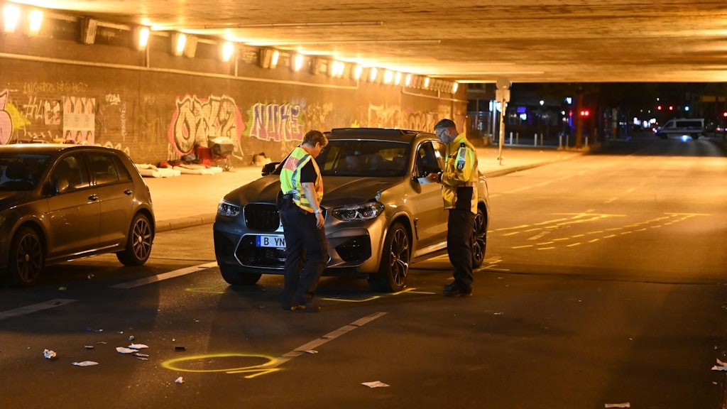 In Charlottenburg wurde ein Fußgänger bei einem Unfall mit einem SUV schwerverletzt.