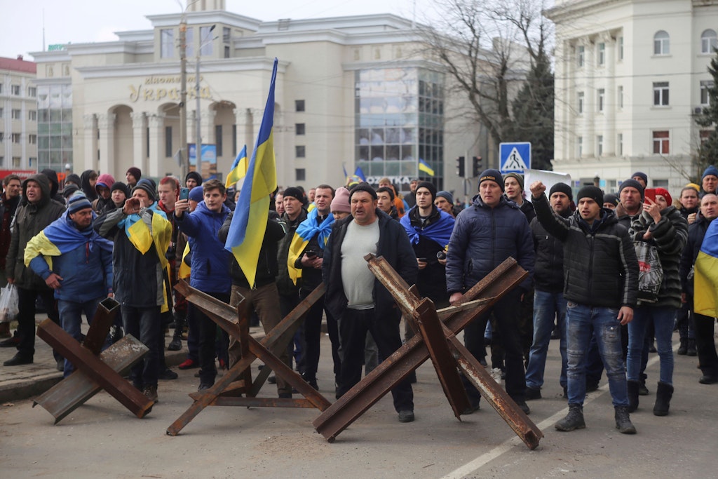 Im März demonstrierten Menschen in Cherson gegen die russischen Besatzer. Die unterbanden den Protest, der Widerstand ging in den Untergrund.