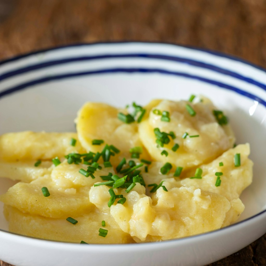 Kartoffelsalat ist die perfekte Beilage zum Grillen oder zu einer Boulette.