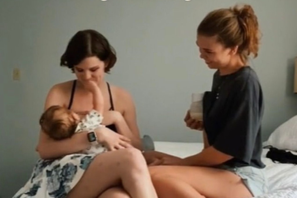 Grace (rechts) verriet auf TikTok, dass sie ihre Freundin ihr Baby stillen lässt.