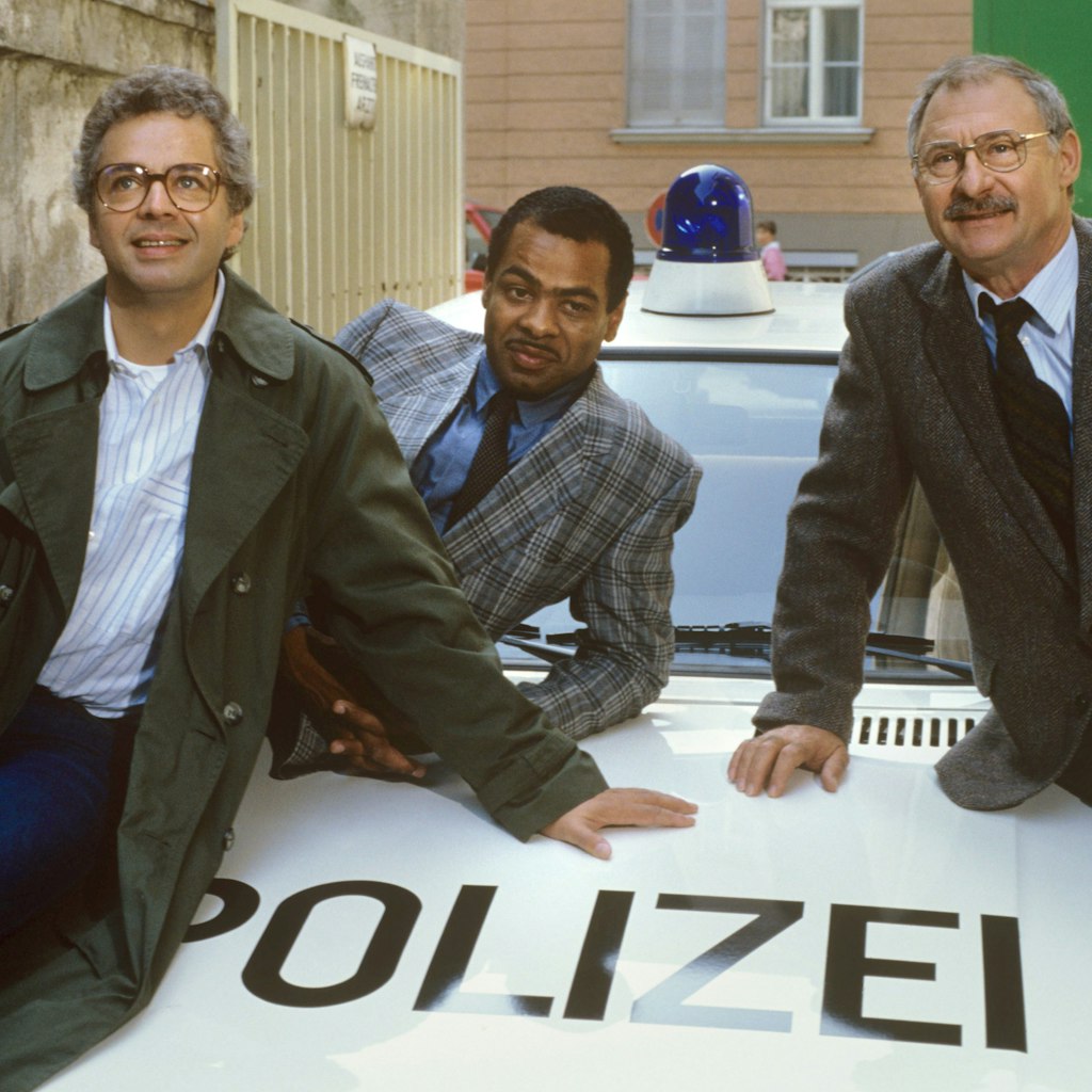Folge „Das Attentat“ der ZDF-Krimiserie „Der Alte“ im September 1985 in München. (L-r) Michael Ande als Gerd Heymann, Charles M. Huber als Henry Johnson und Rolf Schimpf als Hauptkommissar Leo Kress