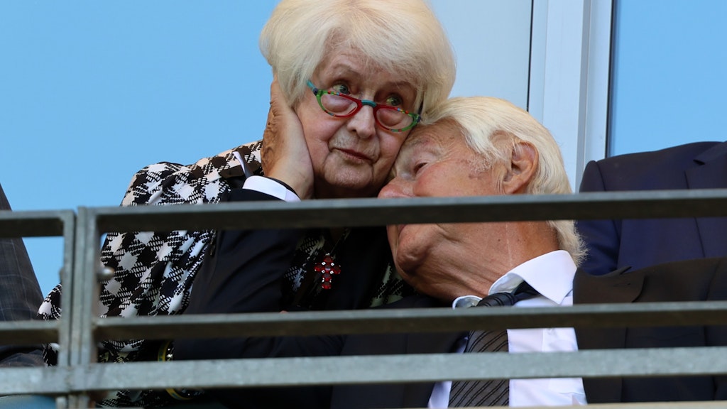 Max Lorenz, ehemaliger Fußballspieler bei Werder Bremen, begrüßt Ilka Seeler, die Witwe von Uwe Seeler.