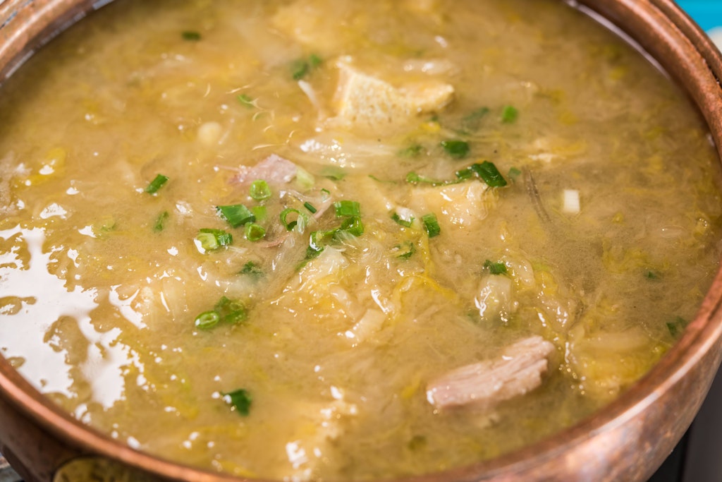 Leckere Sauerkrautsuppe: Mit diesem Rezept zaubern Sie den deftigen Eintopf ganz schnell und mit günstigen Zutaten.