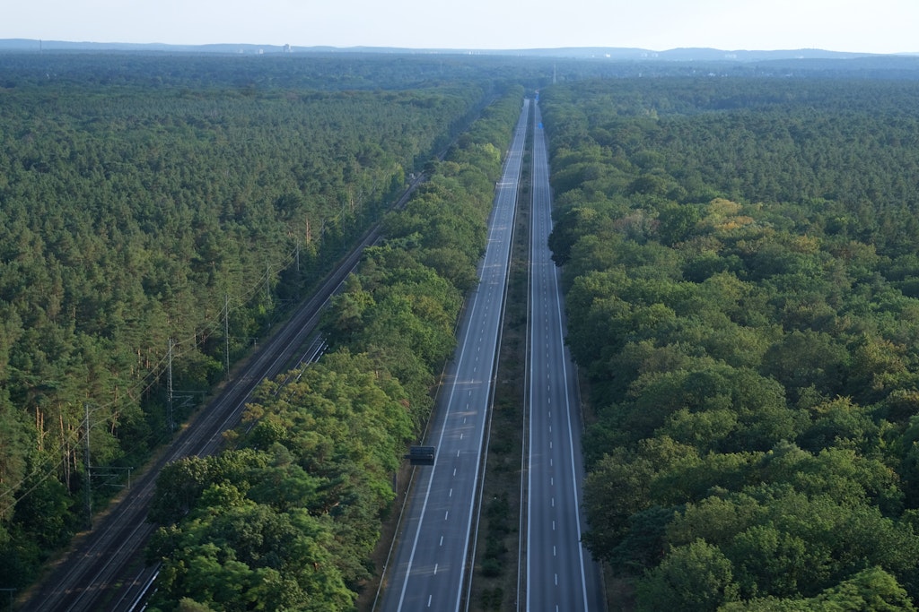 Seit vergangenem Donnerstag war die Berliner Avus für den Verkehr gesperrt. Ein ungewöhnlicher Anblick, die völlig leeren Fahrbahnen.