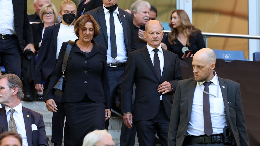 Unter den Trauergästen: Bundeskanzler Olaf Scholz und Ehefrau Britta Ernst.