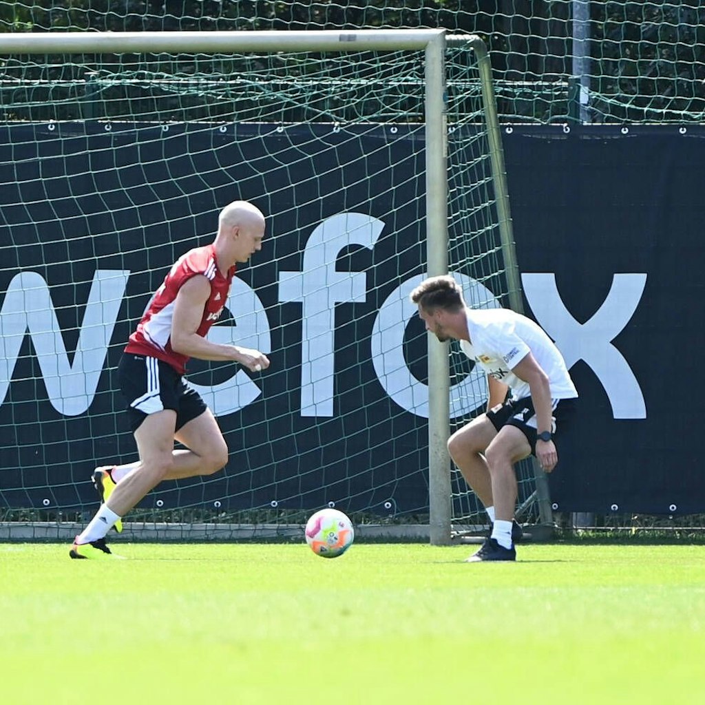 Timo Baumgartl ackert schon wieder auf dem grünen Rasen.