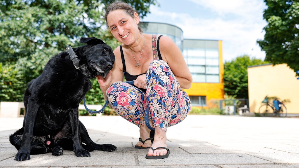 Tanja Schnabel, Geschäftsführerin des Tierheims Nürnberg, mit ihrem Labrador Mylo.