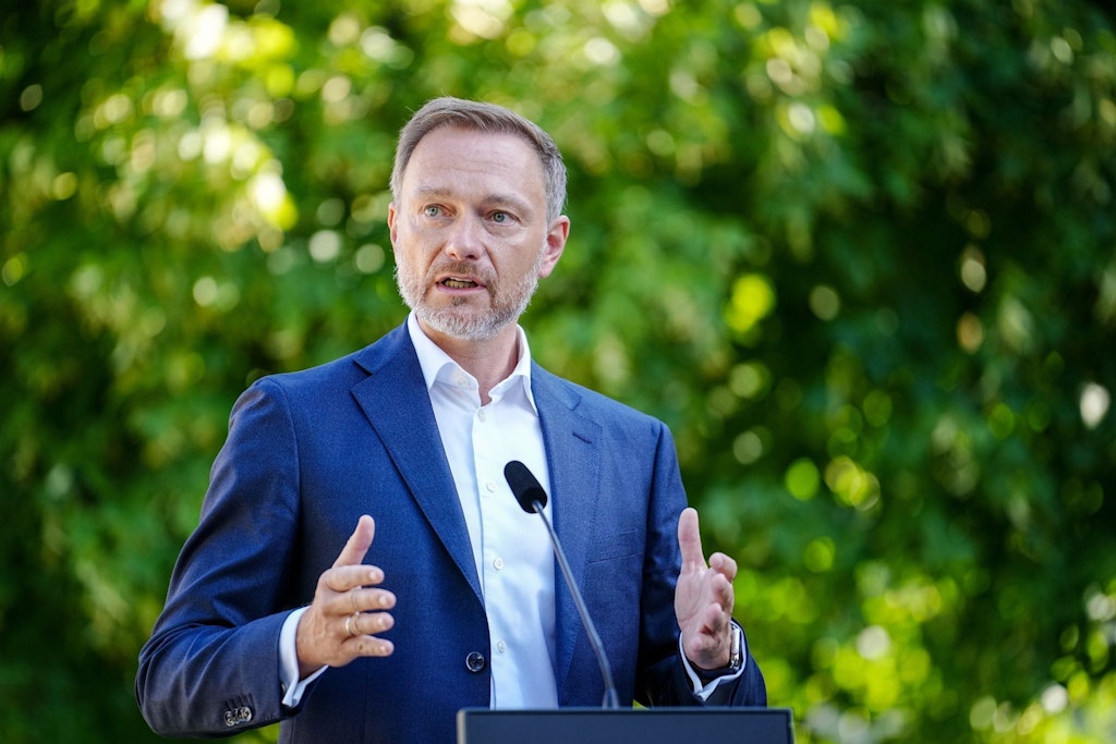 Bundesfinanzminister Christian Lindner stellte seine Steuerpläne im Freien vor.