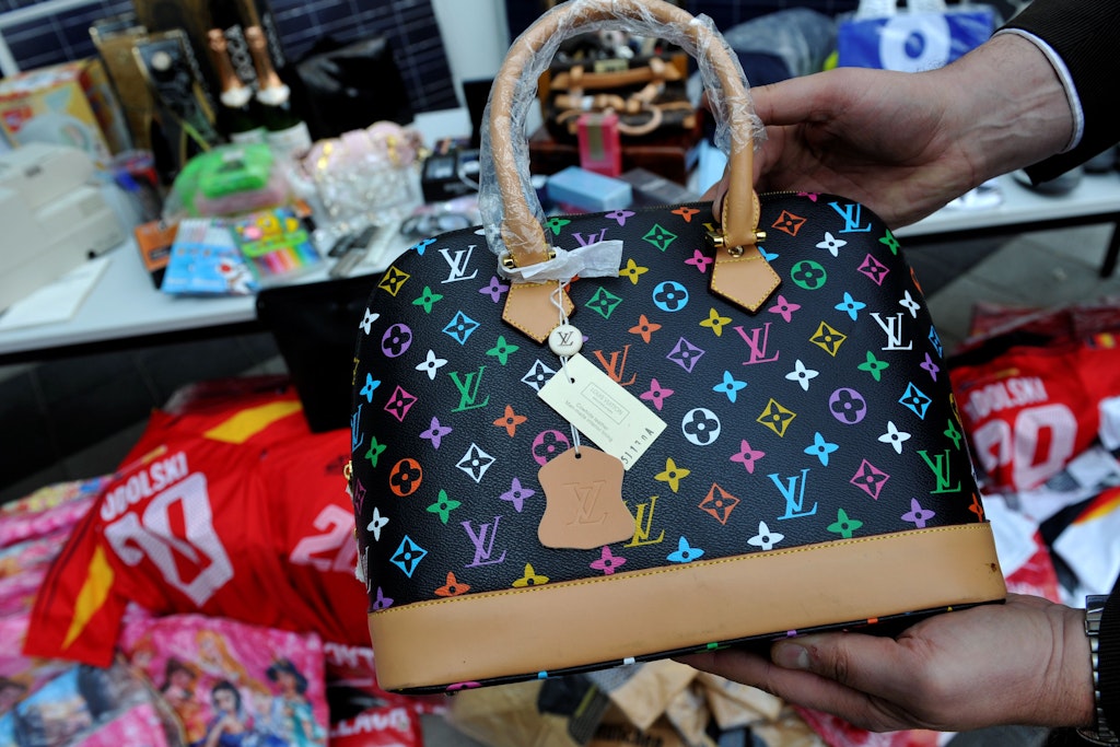 Der Zoll schaut genau hin: Diese Louis-Vuitton-Tasche war eine Fälschung – und wurde einkassiert.