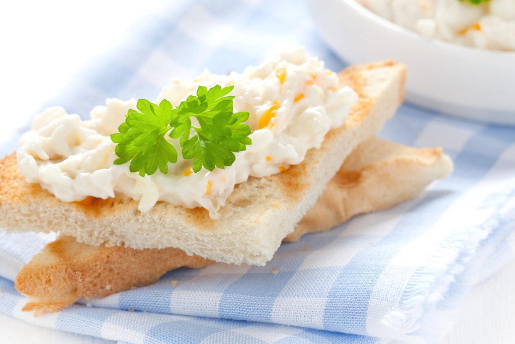 Knuspriges Weißbrot und cremig-saftiger Geflügelsalat drauf – immer wieder lecker!