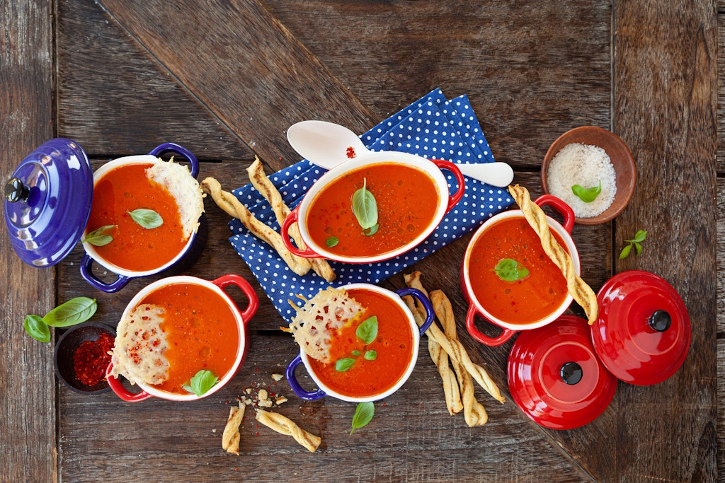Tomatensuppe ist ein herrliches, mediterranes Sommer-Essen. Mit diesem Rezept machen Sie die beste Tomatensuppe der Welt.