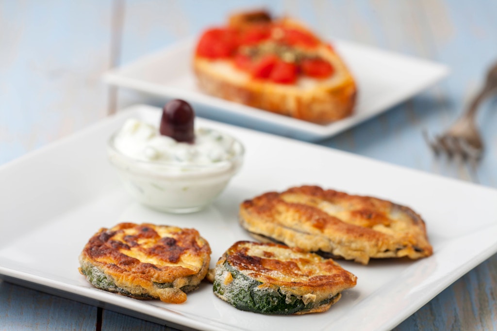 Das leckere Rezept für Zucchini im Teigmantel ist ein leichtes Sommeressen für heiße Tage.