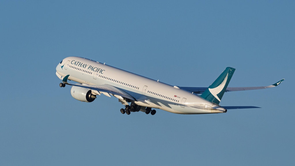 Auf dem Flug CX289 von Cathay Pacific starb eine Mutter über den Wolken, ihre Kinder mussten bis zur Landung neben der Leiche sitzen bleiben.