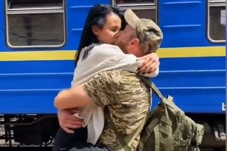 Soldaten Aller Länder Geht Nach Hause Diese Videos gehen direkt ins Herz: Ukraine-Soldaten kommen von der