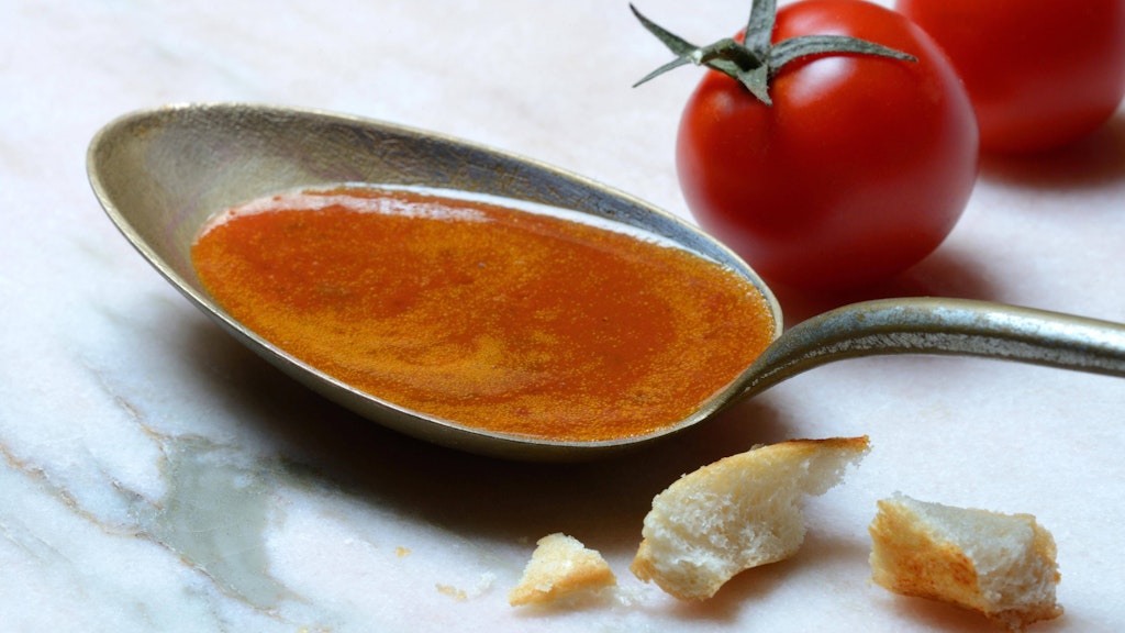 Brot und Tomaten bilden die Basis für diese köstliche und aromatische Tomatensuppe. Das Rezept ist einfach toll!