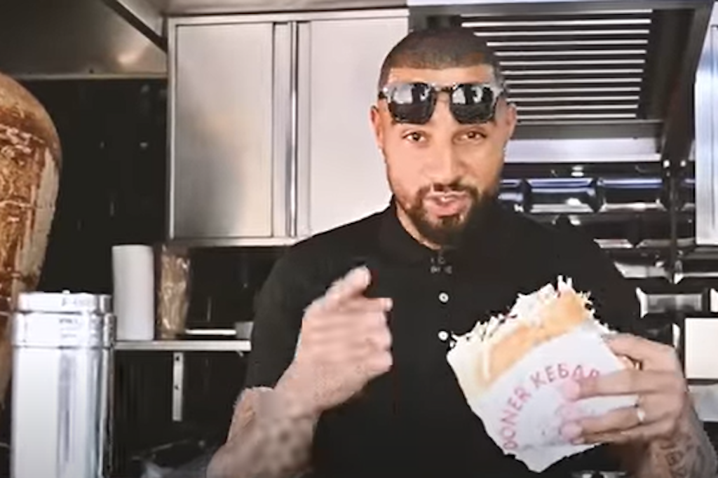 Kevin-Prince Boateng spendiert Herthas Fans 2023 Döner Kebab beim Heimspiel gegen Frankfurt.