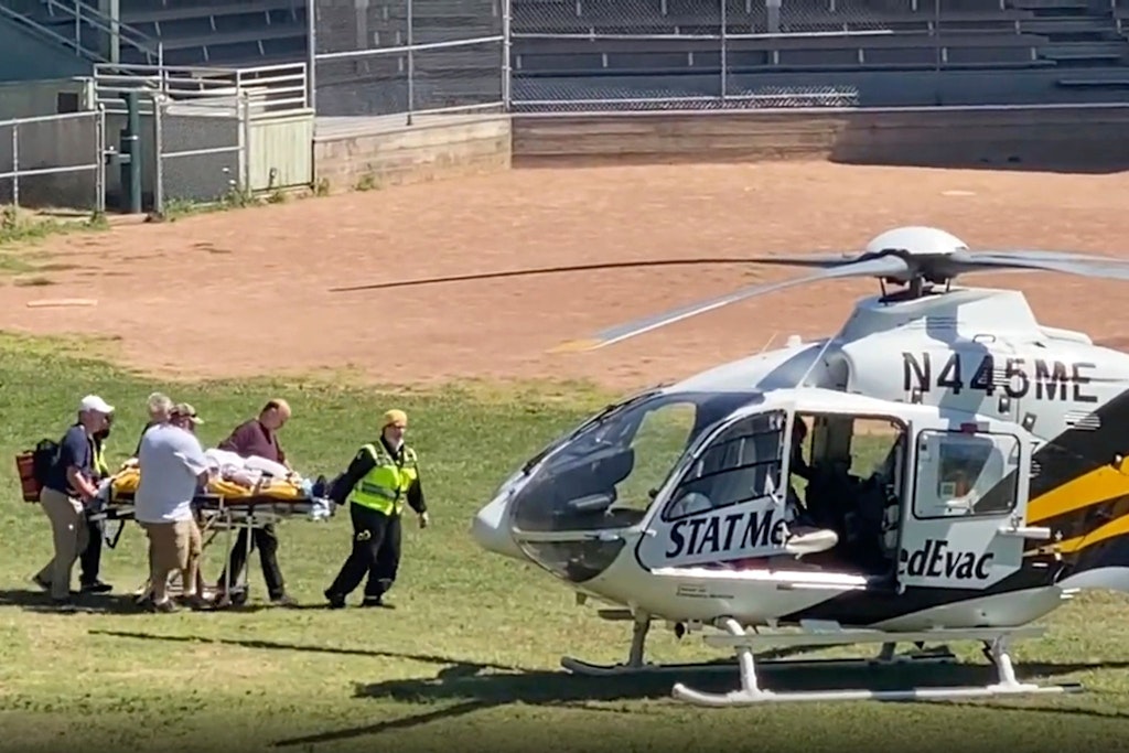 Salman Rushdie wird mit einem Hubschrauber in ein nahe gelegenes Krankenhaus gebracht.