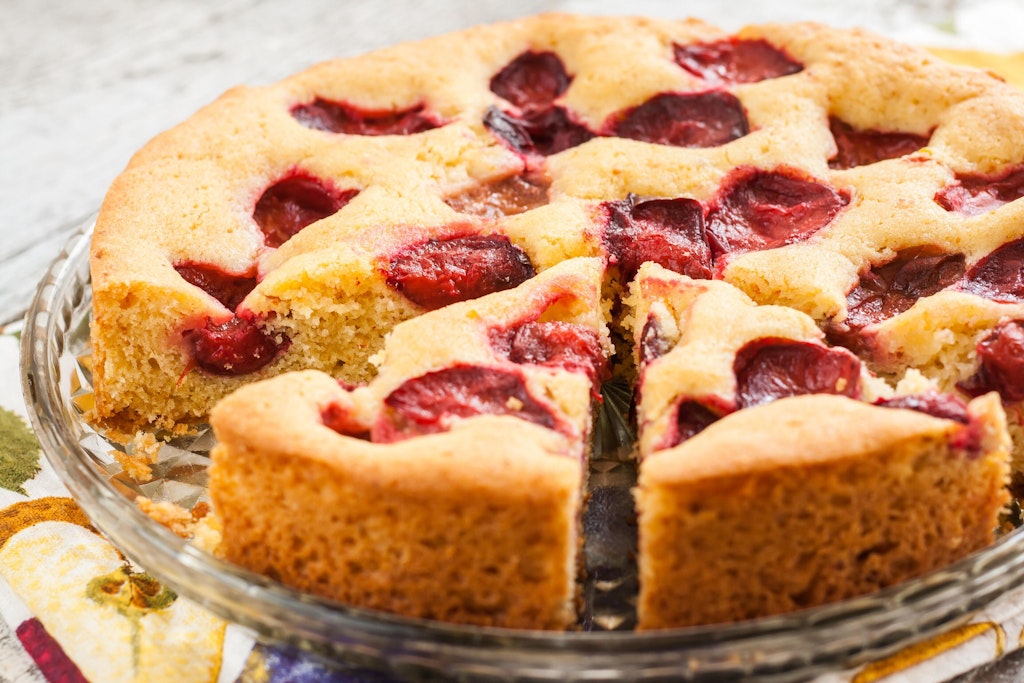 Dieser Pflaumenkuchen aus Rührteig ist sehr schnell zubereitet - und schmeckt einfach köstlich! Probieren Sie zum Kuchen nach diesem Rezept mal eine Kugel Vanilleeis...