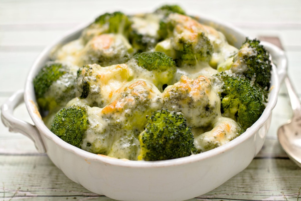 Brokkoli-Gratin ist köstlich, ob als Gemüse-Gericht oder Beilage. Mit diesem Rezept bereiten Sie den Auflauf auch ohne Tüte ganz einfach zu.