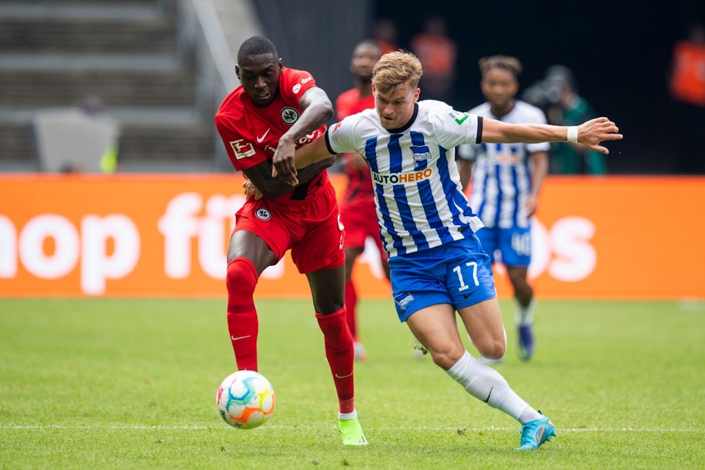 Herthas Maxi Mittelstädt (r.) im Laufduell mit Frankfurts Randal Kolo Muani.