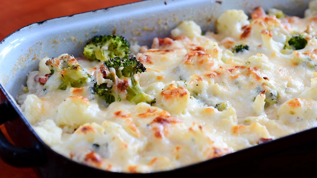 Wer möchte, kann auch Blumenkohl in den Brokkoli-Auflauf geben - das Gratin wird nach diesem Rezept herrlich würzig.
