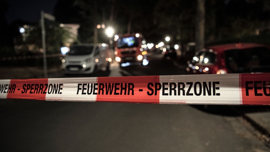 Die Straßen rings um das Haus waren weiträumig von der Feuerwehr abgesperrt.