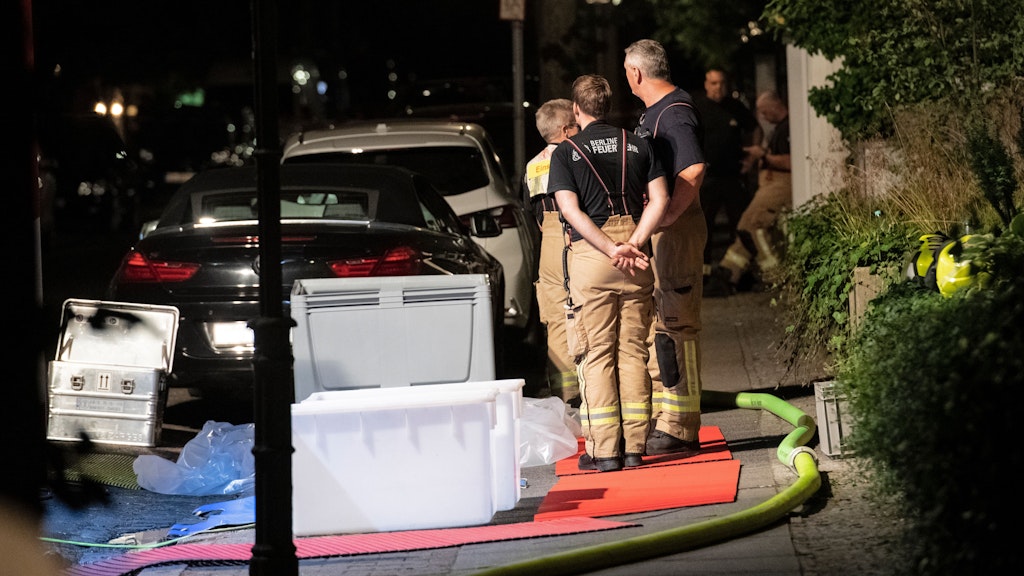 Behälter, in denen mögliche gefährliche Stoffe abtransportiert werden sollten.