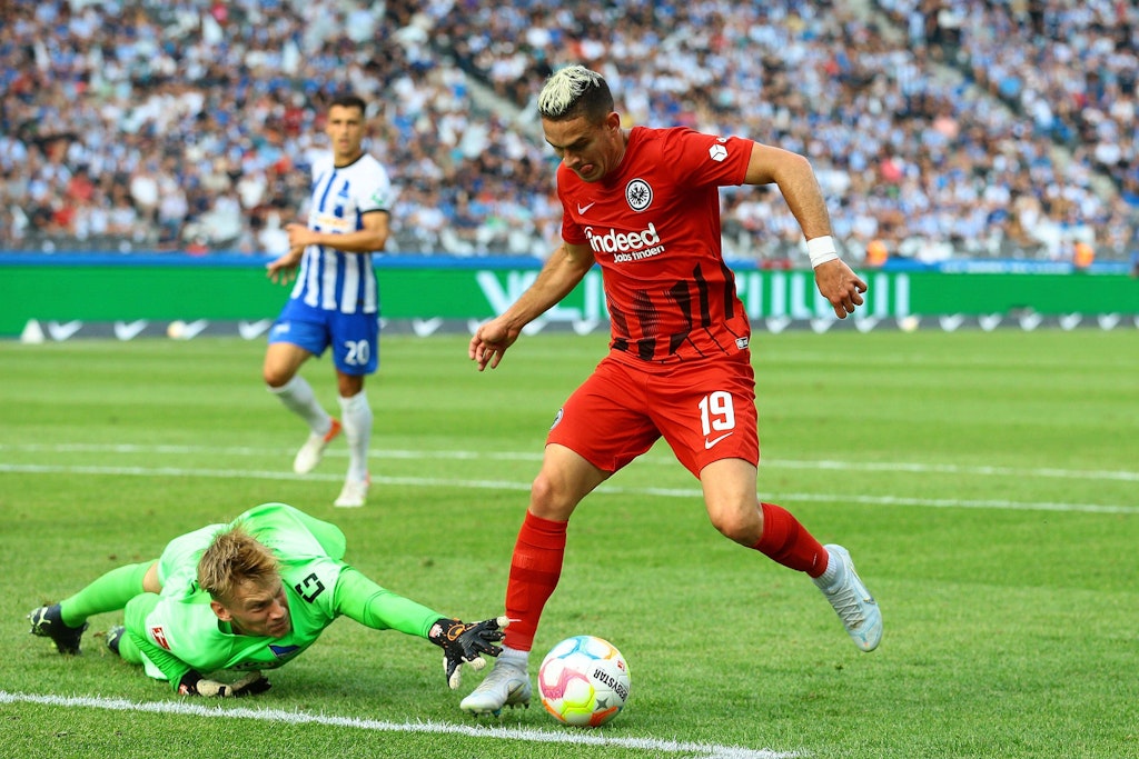 Herthas Torwart Oliver Christensen Millisekunden vor dem Betatschen des Fußes vom Frankfurter Rafael Borré.