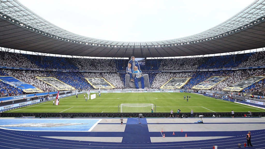Gigantische Choreografie vor dem Anpfiff im Olympiastadion. Herthas Fanszene wollte so an das 130-jährige Jubiläum erinnern. Ein Banner mit Opa, Vater und Sohn soll an die genrationsübergreifende Tradition erinnern.