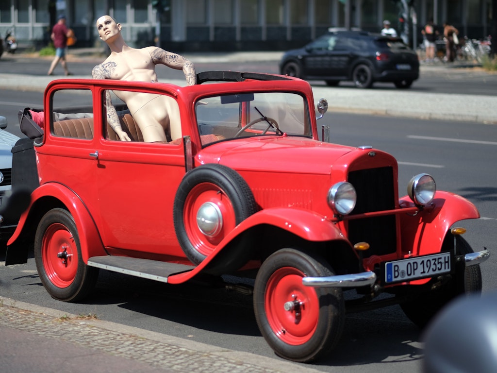 Der tätowierte Nackedei aus dem Komödie-Fundus reiste im Oldtimer-Kabrio ab.