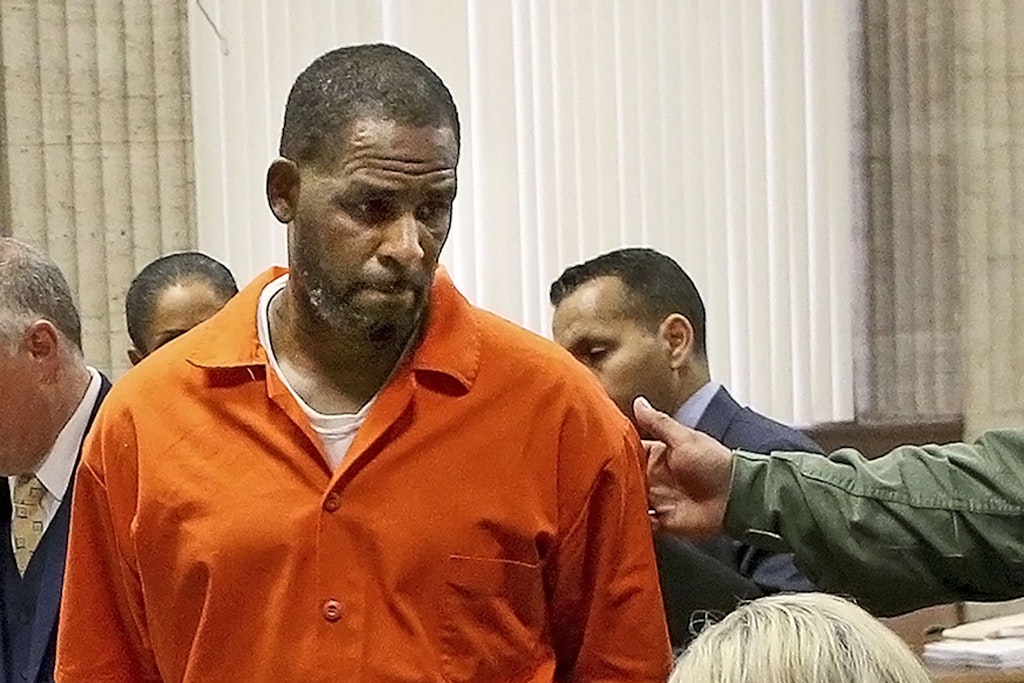 R. Kelly im Gericht (2019): Vor seinem nächsten Prozess ist der bereits in New York wegen Sexualverbrechen verurteilte frühere Musik-Star nach Chicago verlegt worden (Archivbild).