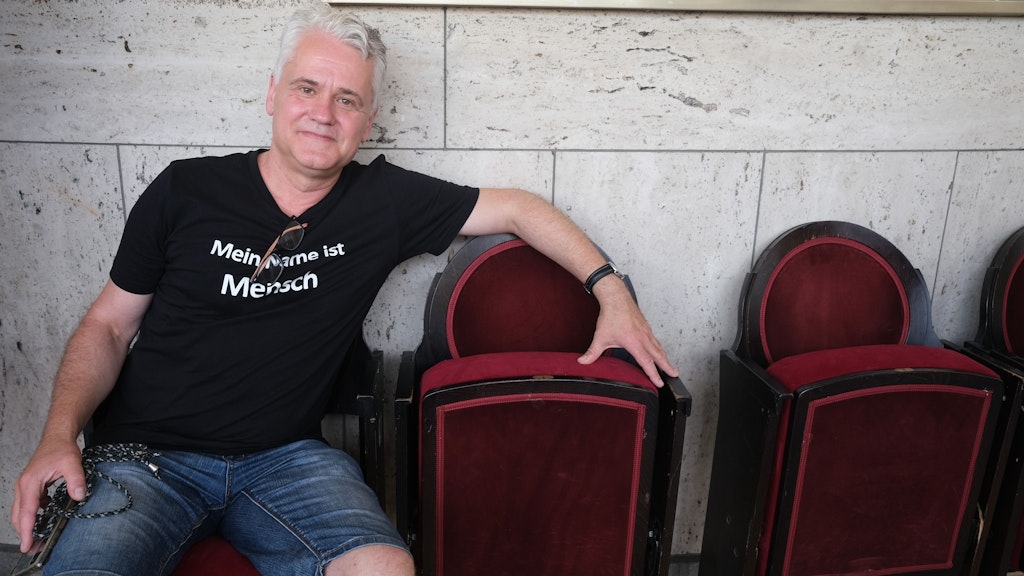 Theater-Chef Martin Woellfer auf Sitzen der Komödie vom Kudamm: Schon nach kurzer Zeit waren zwei Dutzend verkauft. Einzeln für 50 Euro, Doppelsitze für 90 und drei gekoppelte Sitze für 120 Euro.