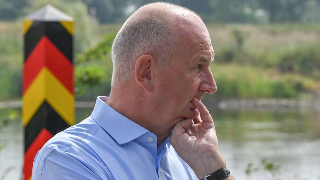 Brandenburgs Ministerpräsident Dietmar Woidke informiert sich vor Ort über das Fischsterben in der Oder.
