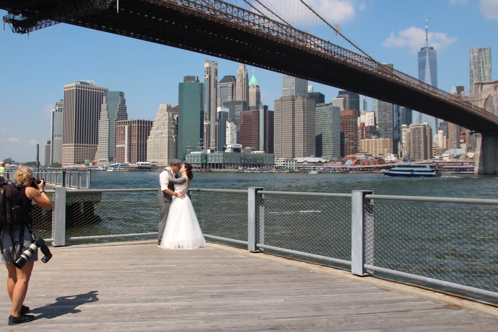 Annika Heisig und Patrick Brosch küssen sich unter der Brooklyn Bridge.
