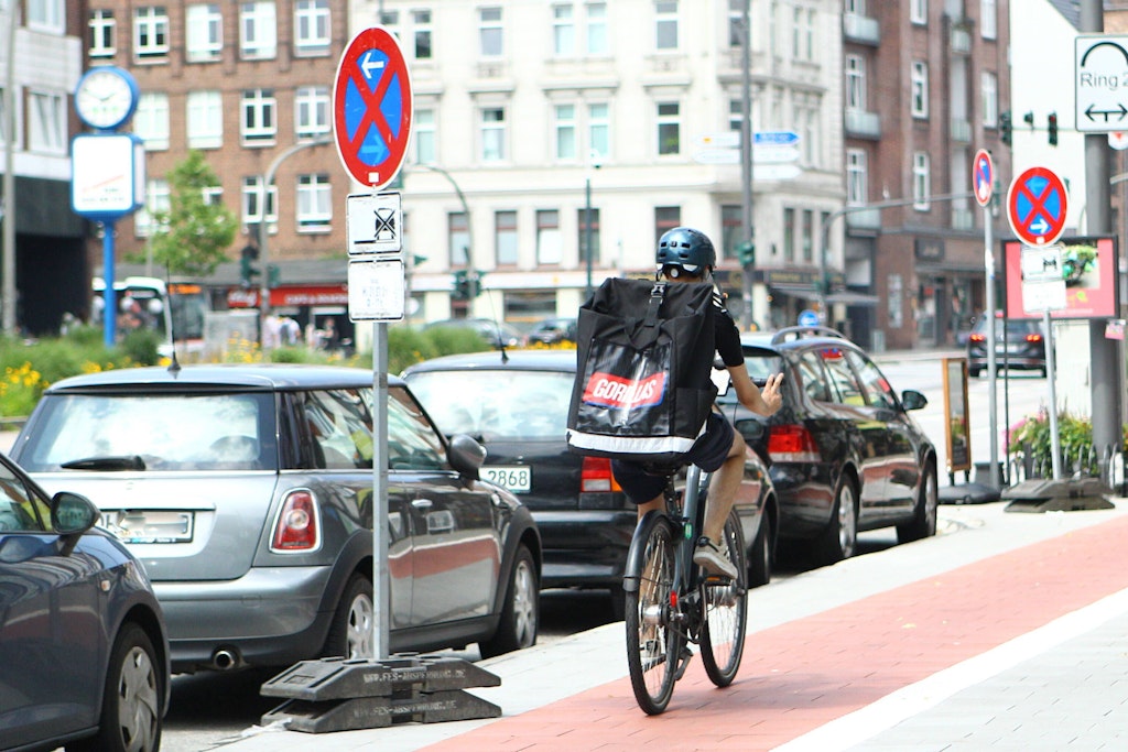Per Fahrrad kommen die Lebensmittel nach Hause: In immer mehr Städten gibt es Lieferdienste wie etwa Gorillas.