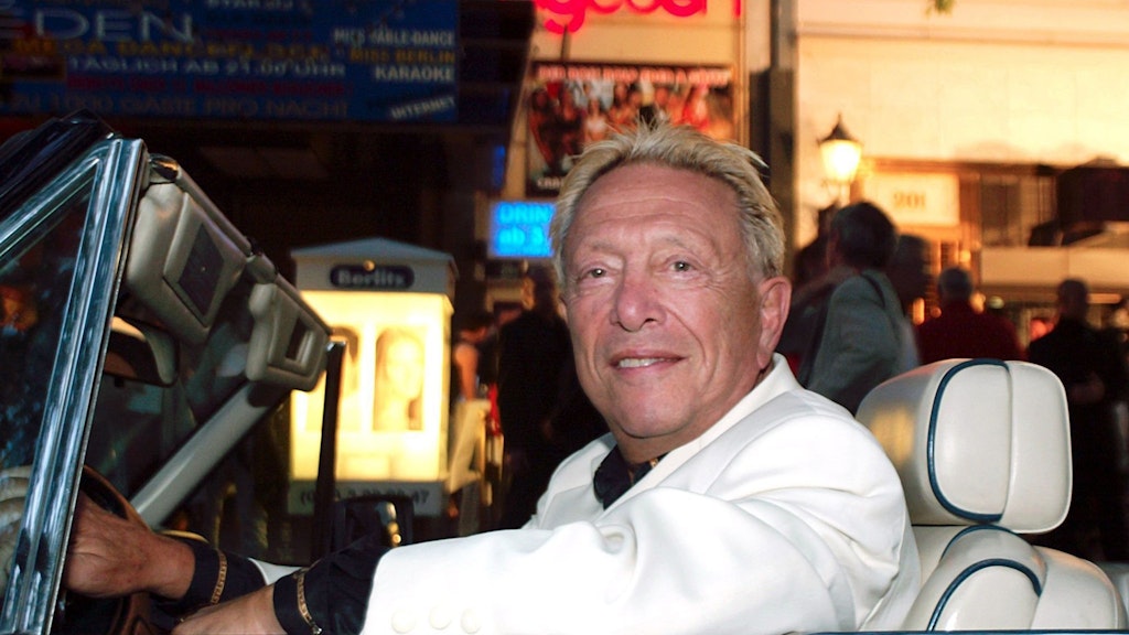 Rolf Eden in einem offenen Jaguar vor dem Nachtclub Big Eden im Jahr 2002.