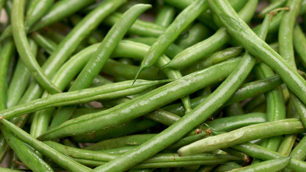 The delicious salad with beans is prepared in a short time, it is enough to soak a little before enjoying it.
