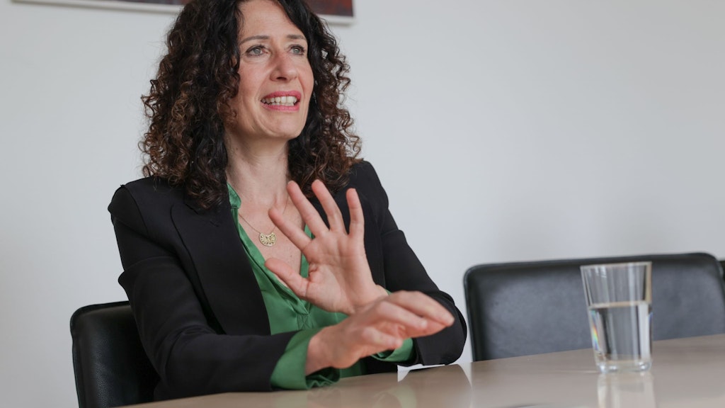 Umweltsenatorin Bettina Jarasch (Grüne) lässt nicht an allen Wahrzeichen und Bauwerken das Licht ausknipsen.